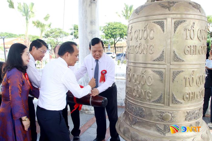 Nguyên lãnh đạo Trung ương và lãnh đạo thành phố, phường Ngũ Hành Sơn thực hiện nghi thức thỉnh chuông. Ảnh: TRỌNG HUY