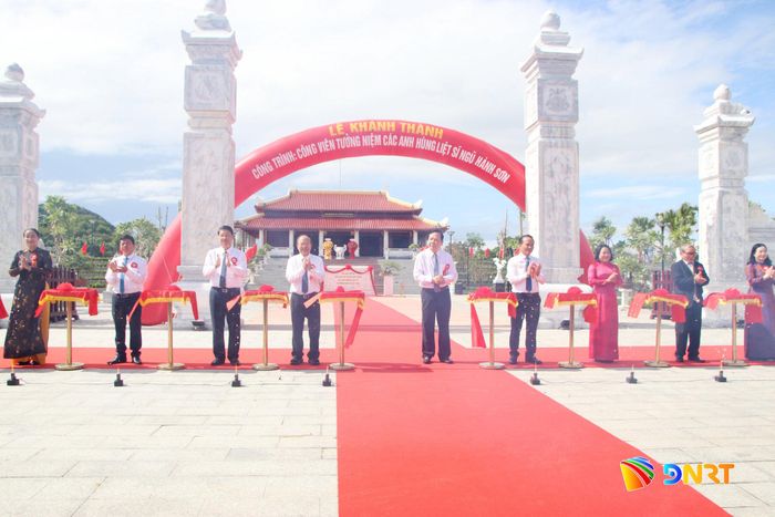 Nguyên lãnh đạo Trung và lãnh đạo thành phố cắt băng khánh thành. Ảnh: TRỌNG HUY