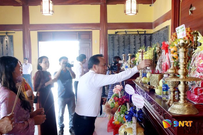 Phó Bí thư Thành ủy, Chủ tịch Ủy ban MTTQ Việt Nam thành phố Nguyễn Đình Vĩnh dâng hương tưởng niệm. Ảnh: TRỌNG HUY
