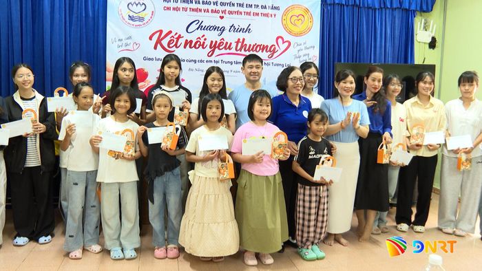 Chi hội Từ thiện và Bảo vệ quyền trẻ em Thiện Ý trao quà cho các em mồ côi, các em có hoàn cảnh khó khăn. Ảnh: CHI - HẢI