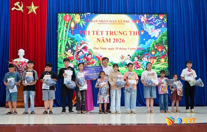 Lãnh đạo xã Phú Ninh trao quà Tết Trung thu cho trẻ em có hoàn cảnh khó khăn trên địa bàn. Ảnh: HỒ QUÂN