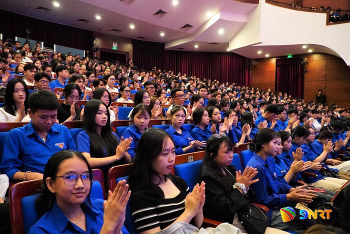 Đông đảo đoàn viên, thanh niên và sinh viên tham gia chương trình. Ảnh: TÂM ĐAN