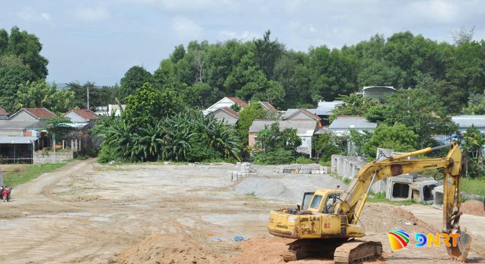 Mặt bằng thi công phần đường nằm phía tây cầu Trường Giang còn vướng các hộ dân thôn Xuân Tân chưa được bố trí tái định cư. Ảnh: CÔNG TÚ - QUỐC VƯƠNG