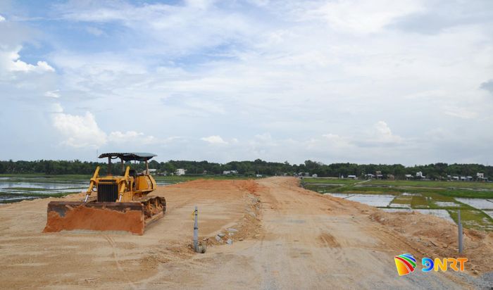 Một đoạn xử lý nền đất yếu sẽ dỡ gia tải sau một tháng nữa. Ảnh: CÔNG TÚ - QUỐC VƯƠNG