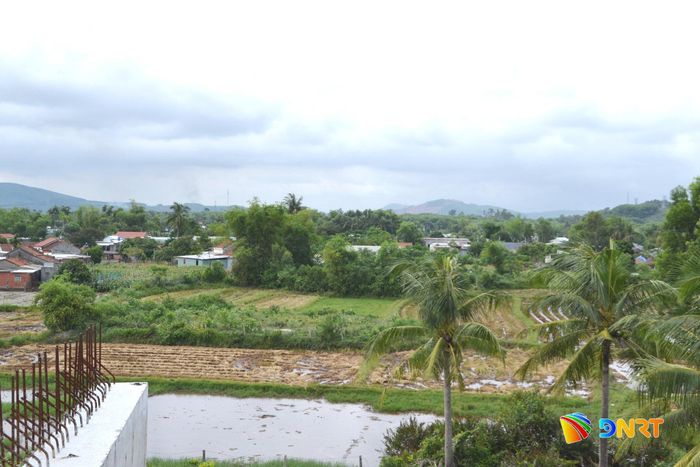 Mặt bằng thi công phần đường nằm phía tây cầu Sông Chợ lên quốc lộ 1 chưa thể triển khai do vướng 17 hộ dân của thôn Mỹ Sơn chưa được bố trí tái định cư. Ảnh: CÔNG TÚ