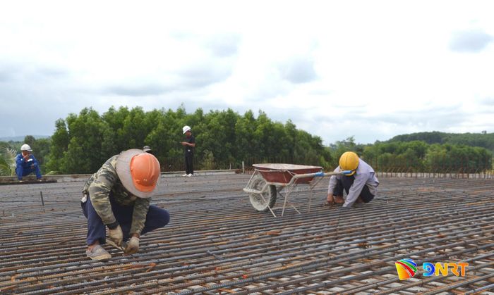 Công nhân buộc thép sàn để đổ bê tông bản mặt cầu Sông Chợ. Ảnh: CÔNG TÚ - MINH KHÁNH