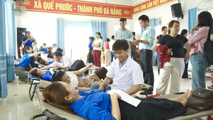 Đoàn viên, thanh niên địa phương tham gia hiến máu tình nguyện. Ảnh: MINH THÔNG