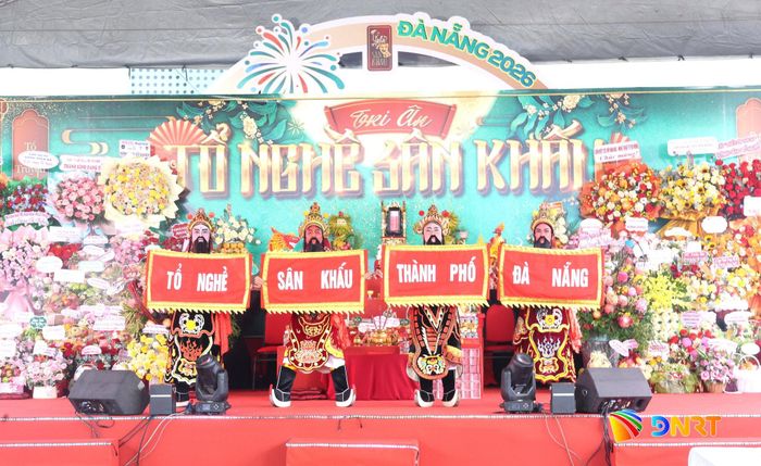 Múa trình tường chào mừng Ngày Tổ nghề sân khấu (12/8 Âm lịch hằng năm). Ảnh: NGỌC HÀ
