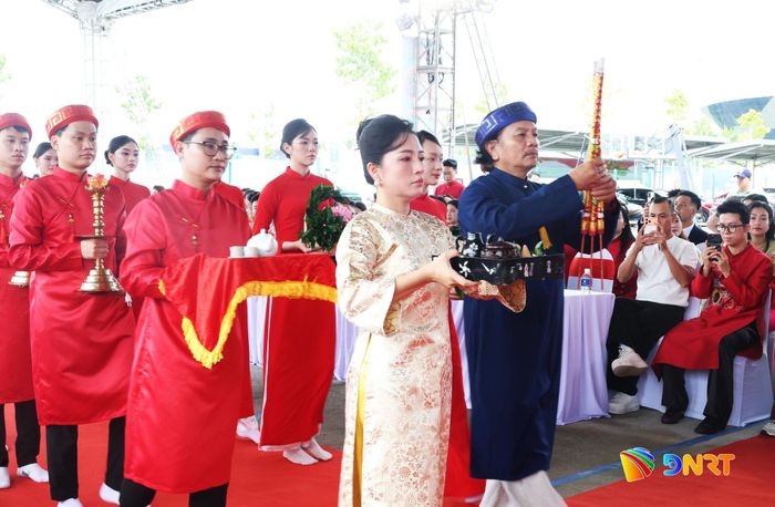 Nghi thức nghinh Tổ được tổ chức trang nghiêm. Ảnh: NGỌC HÀ
