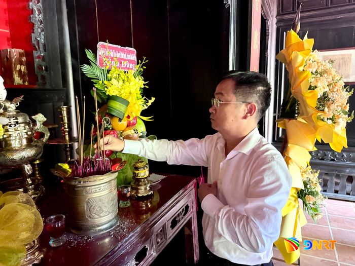 Phó Giám đốc Báo và phát thanh, truyền hình Đà Nẵng Hứa Văn Hải dâng hương tại Nhà lưu niệm cụ Huỳnh. Ảnh: PHƯƠNG MINH