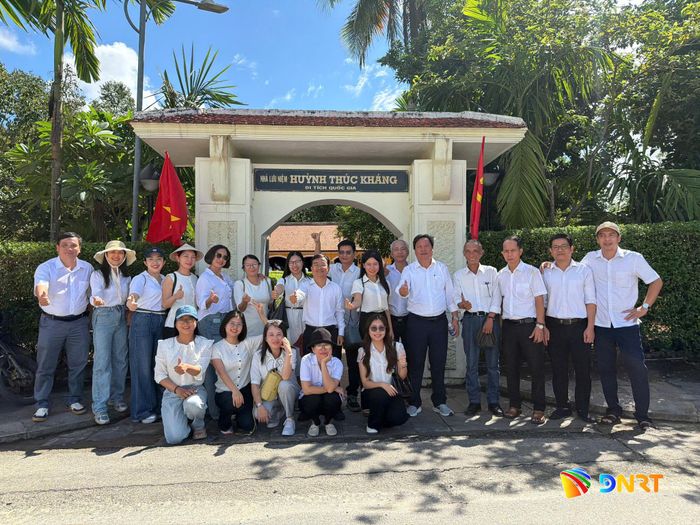Chi bộ Thư ký - Biên tập, thuộc Đảng ủy Báo và phát thanh, truyền hình Đà Nẵng chụp ảnh lưu niệm tại Nhà lưu niệm cụ Huỳnh Thúc Kháng. Ảnh: CHIÊU DƯƠNG