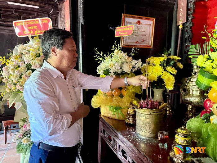 Phó Giám đốc Báo và phát thanh, truyền hình Đà Nẵng Trương Văn Nam dâng hương tại Nhà lưu niệm cụ Huỳnh. Ảnh: PHƯƠNG MINH