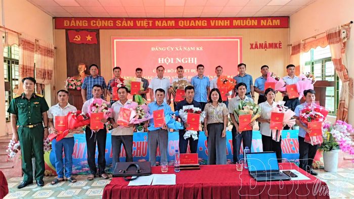 Đảng ủy xã Nậm Kè công bố và trao quyết định cho các bí thư chi bộ trên địa bàn.