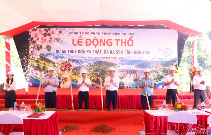 Các đại biểu thực hiện nghi thức động thổ dự án.