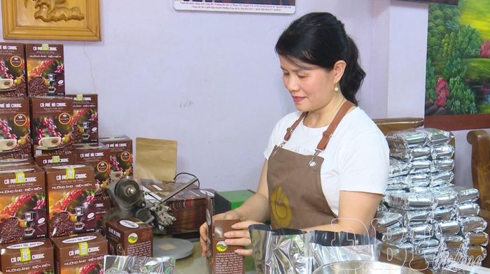 Chị Bùi Thị Việt Hà, chủ cơ sở chế biến cà phê Hà Chung đóng gói sản phẩm cà phê.