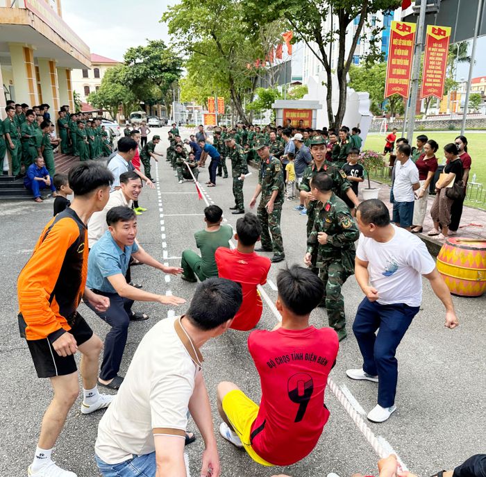 Các đơn vị tham gia thi nội dung kéo co.