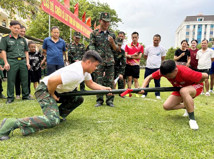 Vận động viên thi đấu nội dung đẩy gậy.