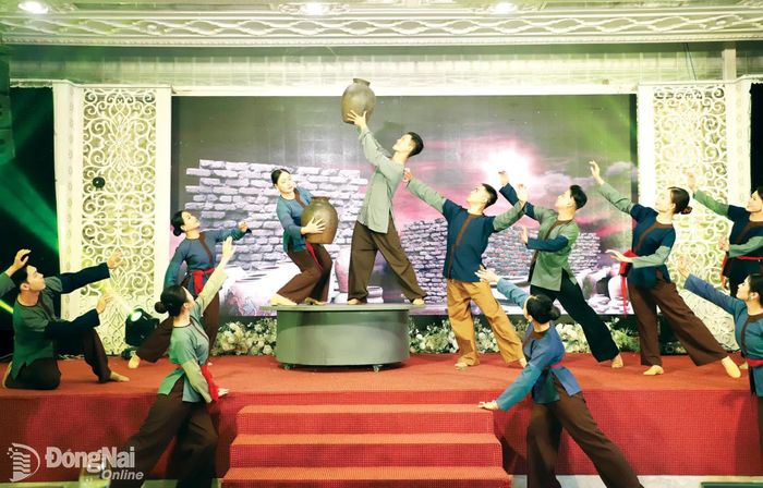 Hoạt động biểu diễn nghệ thuật góp phần nâng cao đời sống văn hóa cho người dân trên địa bàn thành phố. Ảnh: C.T.V