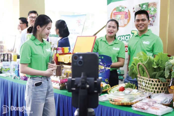 Doanh nghiệp địa phương livestream bán hàng, quảng bá sản phẩm tại một hội nghị kết nối giao thương diễn ra tại Đồng Nai vào tháng 8-2026.