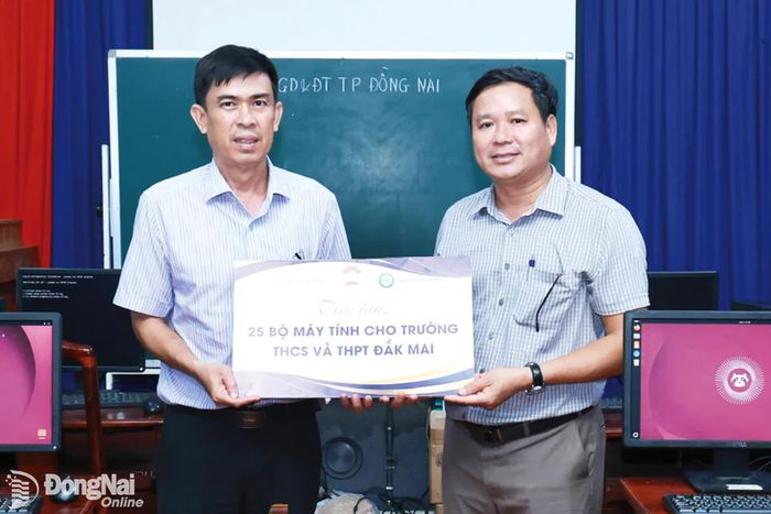 Đại diện Trường đại học Lạc Hồng tặng máy tính cho các trường ở xã biên giới thành phố Đồng Nai, góp phần lan tỏa mô hình Trường học số.