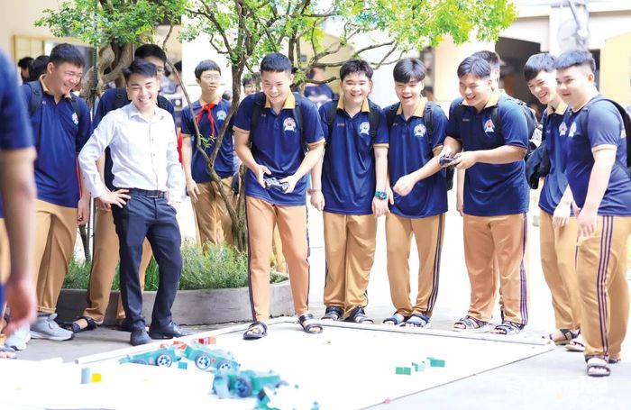 Học sinh Trường TH-THCS-THPT Bùi Thị Xuân (phường Tam Hiệp) khám phá môn lập trình robot.
