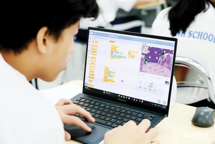 Học sinh Trường THPT Tam Hiệp tham gia các lớp lập trình robot với độ phức tạp cao.