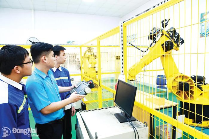 Dàn robot công nghiệp KUKA được đầu tư thực hành cho sinh viên học nghề tại Trường cao đẳng Công nghệ quốc tế Lilama 2 (xã Long Phước).