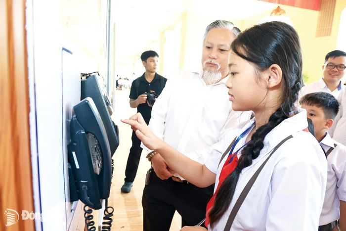 Học sinh Trường tiểu học Hòa Bình (phường Long Khánh) làm quen với thiết bị Trường học số.