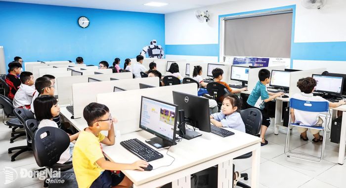 Một lớp học lập trình robot và AI tại Trường TH-THCS-THPT song ngữ Lạc Hồng (phường Trấn Biên).