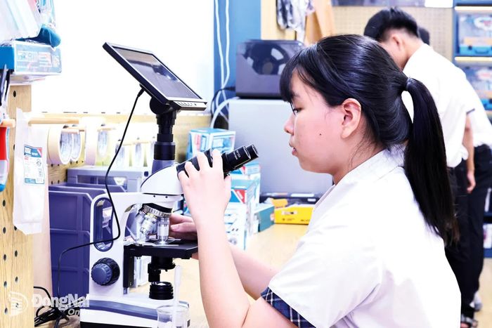 Học sinh Trường THPT Thống Nhất A (phường Trảng Bom) thực hành với kính hiển vi điện tử kết nối với máy tính.