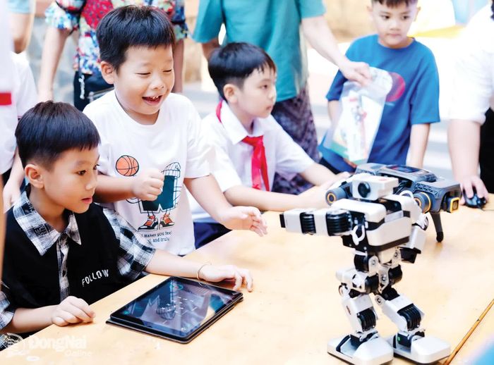 Học sinh các trường tại phường Trấn Biên giao lưu lập trình trí tuệ nhân tạo (AI) cho robot.