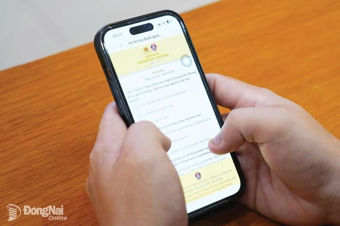 Sinh viên Trường cao đẳng Y tế Đồng Nai (phường Long Bình) thực hiện bài kiểm tra kiến thức về pháp luật và an toàn giao thông.