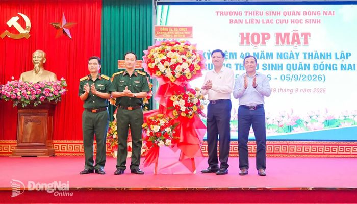 Thủ trưởng Bộ Chỉ huy Quân sự thành phố Đồng Nai tặng hoa chúc mừng buổi họp mặt. Ảnh: Văn Chung
