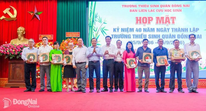 Ban Liên lạc tặng quà cho các thế hệ giáo viên trong buổi họp mặt. Ảnh: Văn Chung