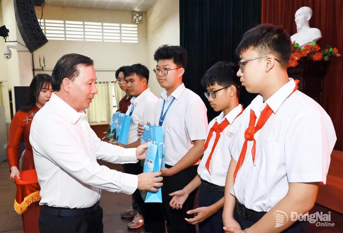 Phó Bí thư Thành ủy, Chủ tịch UBND thành phố Nguyễn Văn Út trao khen thưởng các em học sinh, sinh viên đạt thành tích xuất sắc trong năm học 2025-2026. Ảnh: Công Nghĩa