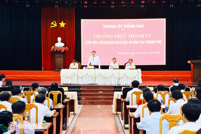 Bí thư Thành ủy Vũ Hồng Văn phát biểu mở đầu buổi làm việc với ngành Giáo dục và Đào tạo thành phố. Ảnh: Công Nghĩa