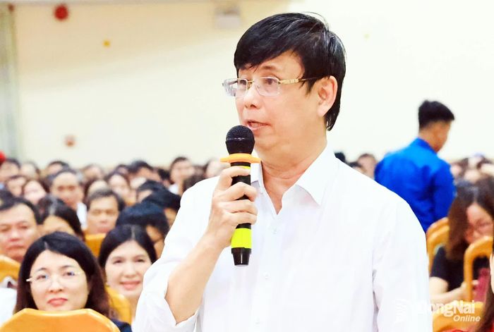 PGS.TS Lâm Thành Hiển, Hiệu trưởng Trường đại học Lạc Hồng phát biểu ý kiến. Ảnh: Công Nghĩa