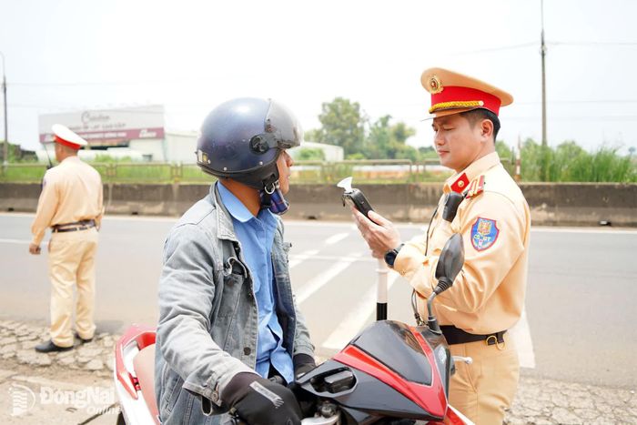Cục Cảnh sát giao thông phối hợp Phòng Cảnh sát giao thông Công an thành phố Đồng Nai đo nồng độ cồn người điều khiển các phương tiện di chuyển trên tuyến quốc lộ 1. Ảnh: Lê Duy