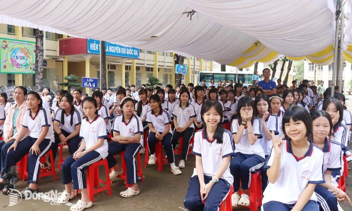Đại biểu và thanh, thiếu nhi tham dự lễ ra quân. Ảnh: Ngọc Huyền