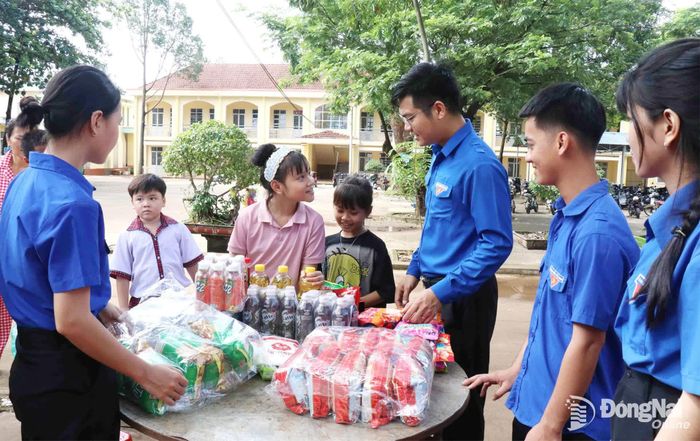 Các em thiếu nhi hào hứng tham gia "Đổi rác lấy quà". Ảnh: Ngọc Huyền