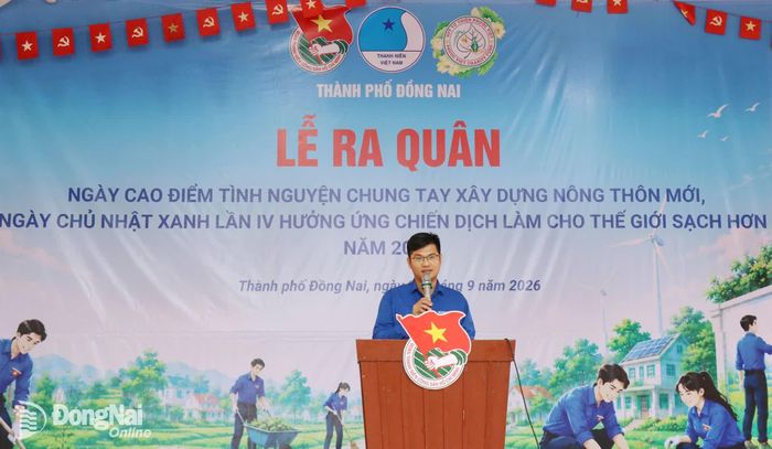 Phó Bí thư Thành đoàn, Chủ tịch Hội Liên hiệp thanh niên Việt Nam thành phố Đồng Nai Phan Thế Công phát biểu tại lễ ra quân. Ảnh: Ngọc Huyền