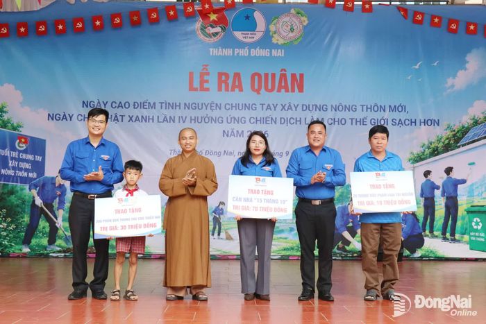 Ban tổ chức trao các nguồn lực hỗ trợ cho xã Thiện Hưng. Ảnh: Ngọc Huyền