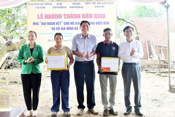 Lãnh đạo xã Bù Gia Mập trao quà cho 2 hộ được tặng nhà. Ảnh: Minh Tiến