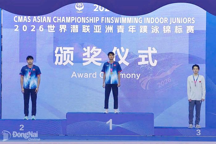Vận động viên thành phố Đồng Nai Phạm Thanh Nam trên bục nhận huy chương vàng nội dung 100m chân vịt đôi nam lứa 16-17 tuổi. Ảnh: ĐVCC