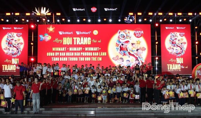 Đại biểu trao tặng khoảng 500 phần quà Trung thu cho trẻ em trên địa bàn phường Cao Lãnh.