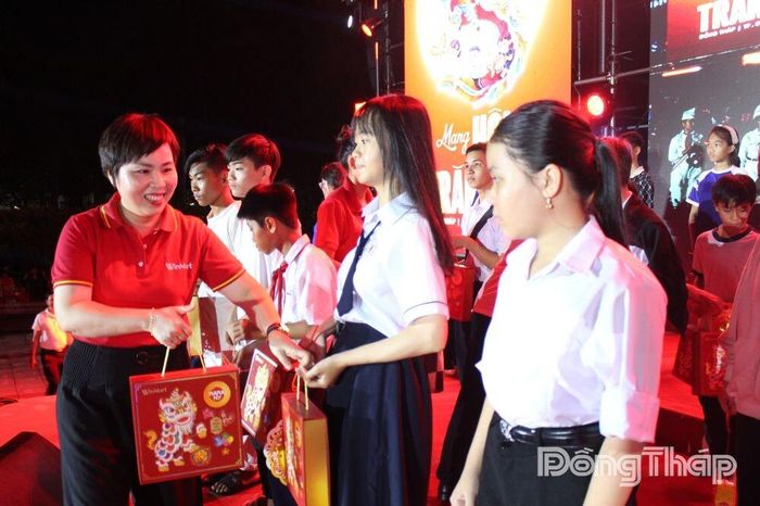 Giám đốc chuỗi WinMart+ Phạm Thị Hiền Trang tặng quà Trung thu cho trẻ em phường Cao Lãnh.