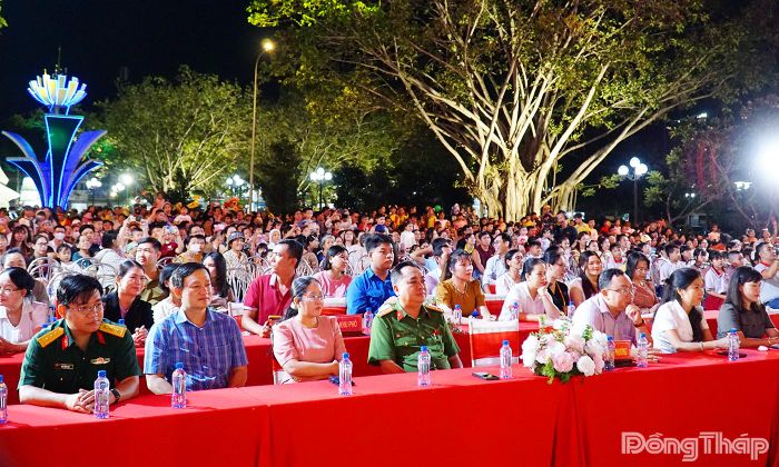 Đông đảo đại biểu, phụ huynh và các em thiếu niên, nhi đồng tham dự "Đêm hội trăng rằm" tại sân khấu chính Công viên Tết Mậu Thân.