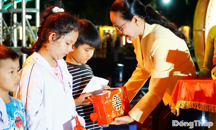 Đại biểu trao quà Trung thu cho các em thiếu nhi có hoàn cảnh khó khăn tại chương trình.