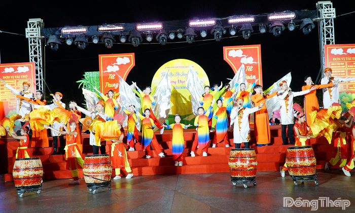 Tiết mục văn nghệ sôi động mừng Tết Trung thu do các em học sinh trên địa bàn phường Đạo Thạnh biểu diễn.