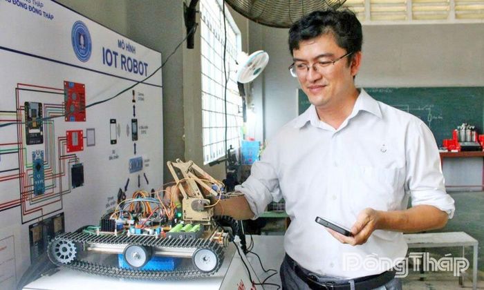 Thầy giáo, đoàn viên Trần Thanh Toàn bên mô hình IOT ROBOT.
